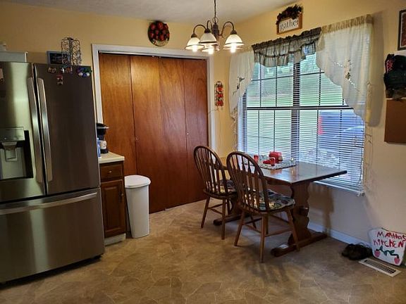 5th image of 268 Shady Glen Ln