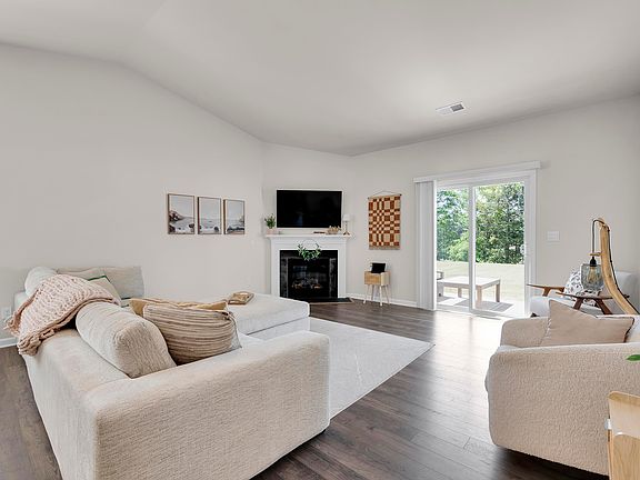 5th image of 76 Oak Edge Ln