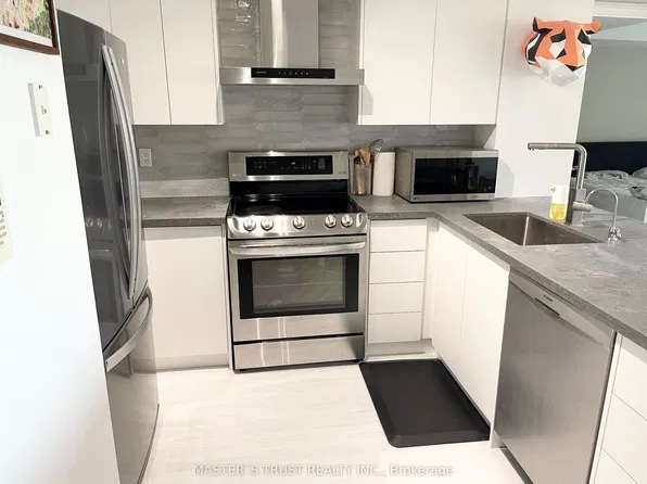 28 Harrison Garden Blvd #801, Toronto, ON M2N 7B5