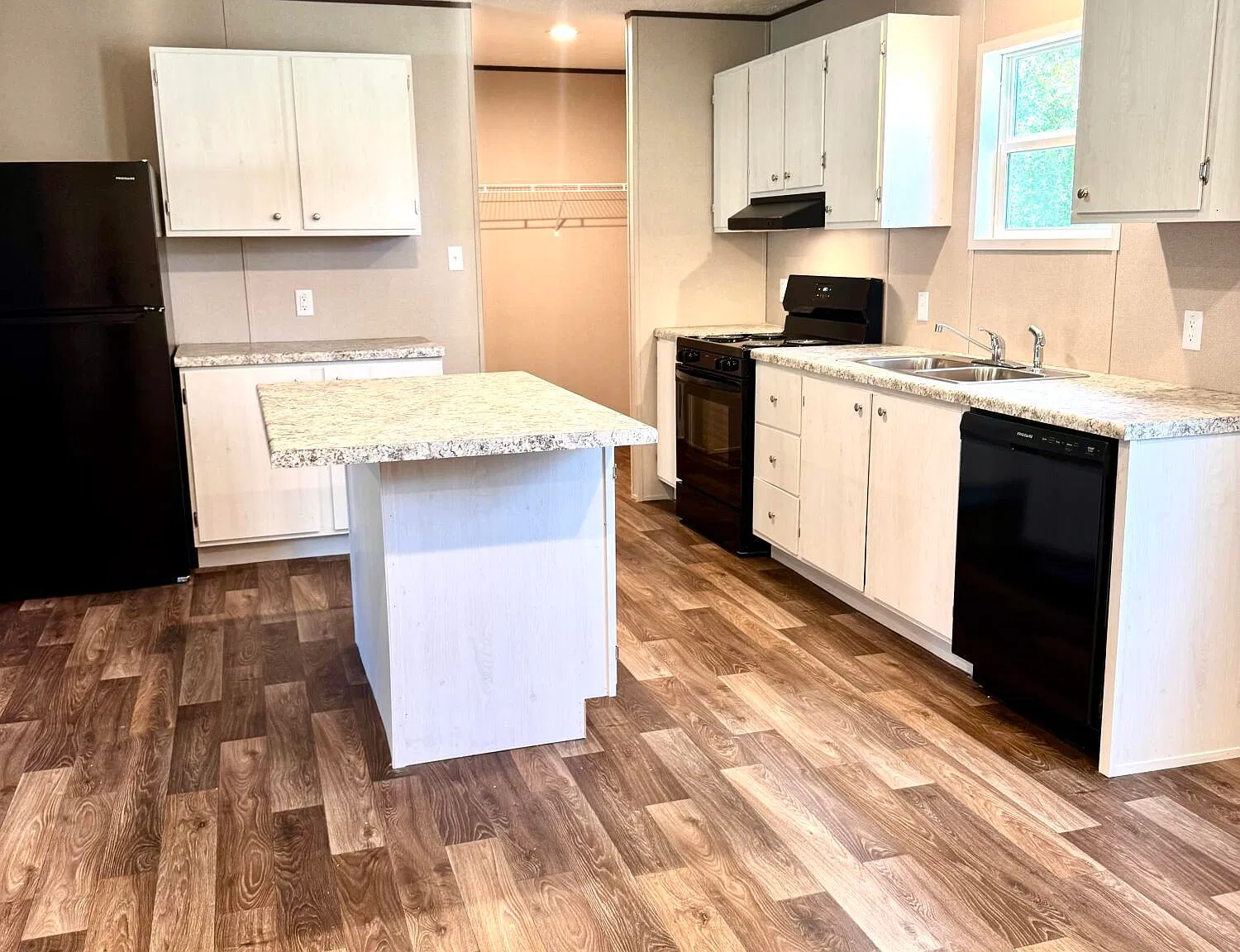 3 bed, 2.0 bath, 1264 sqft, $1,650 — Photo 2