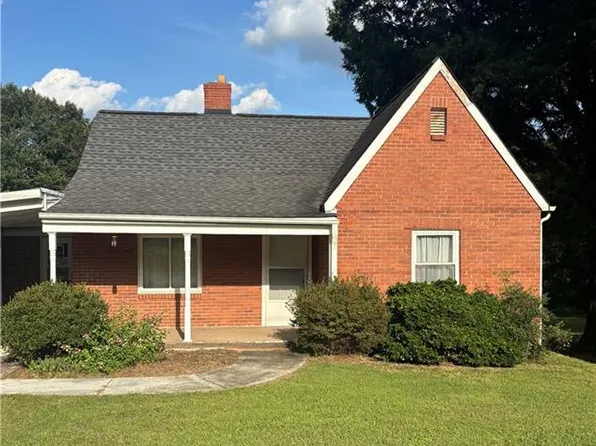 137 Vogler Dr, Winston Salem, NC 27107