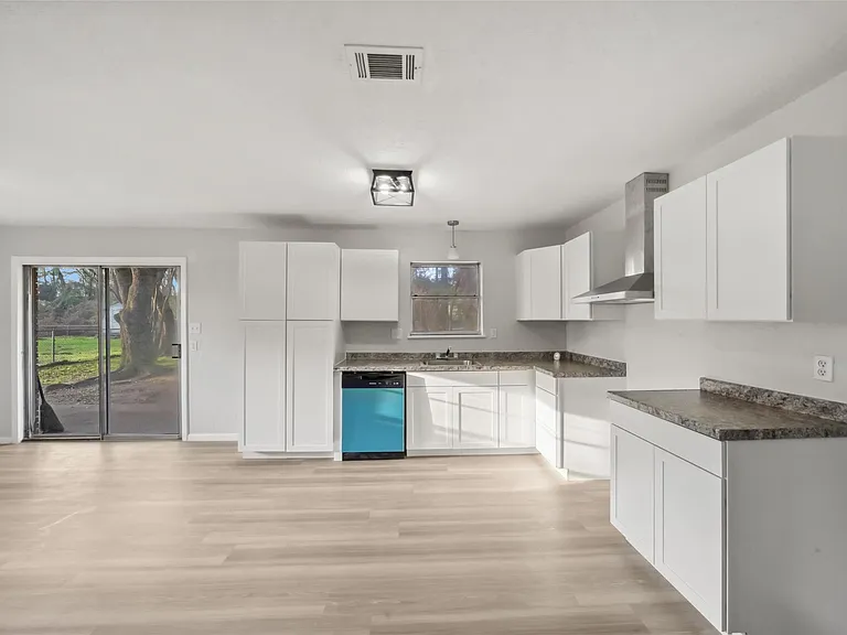 602 Reverse St — Photo 7