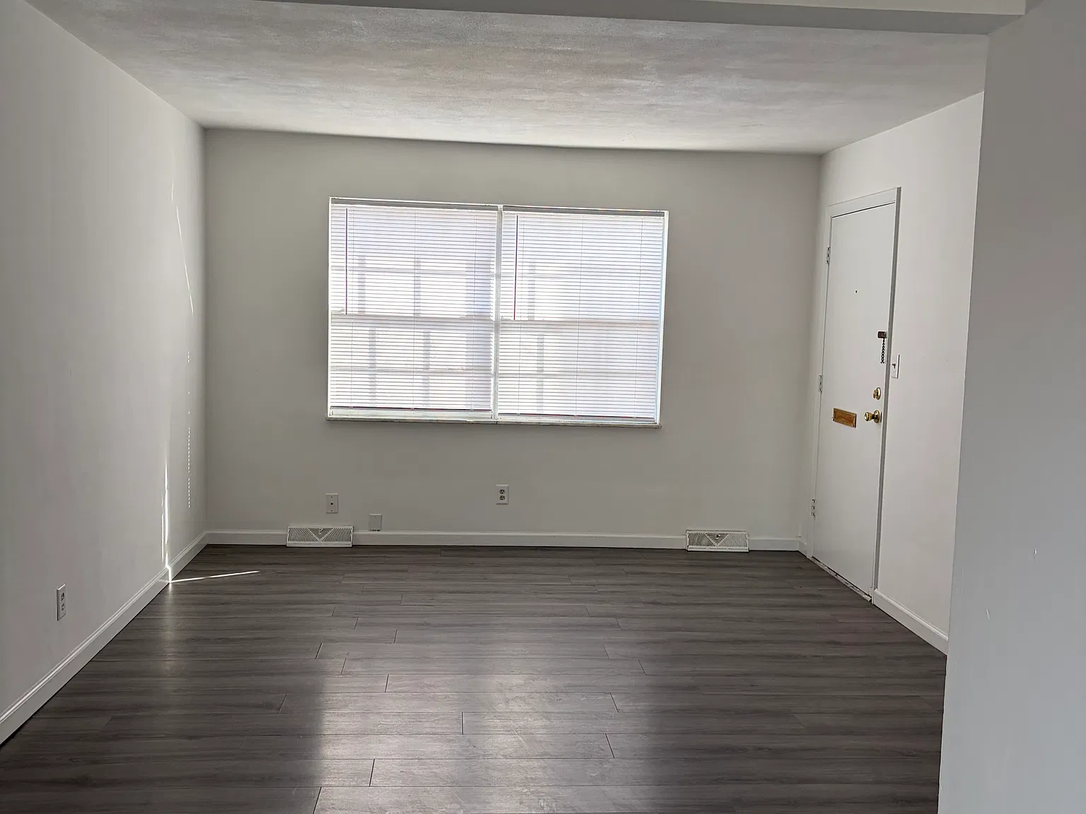 3 bed, 1.5 bath, $1,350 — Photo 2