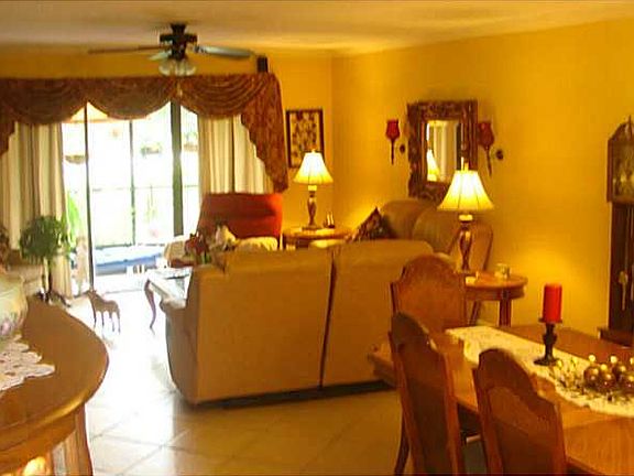 2/2 CONDO FOR SALE SITUATED IN THE HEART OF WESTON.