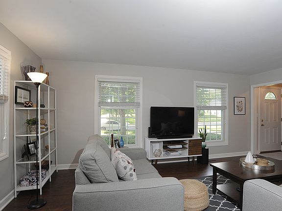 4th image of 2062 Woodlawn Ave SE