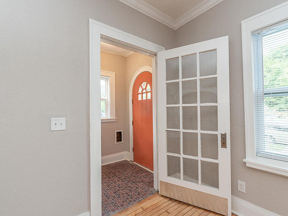 3rd image of 916 Newton Ave N