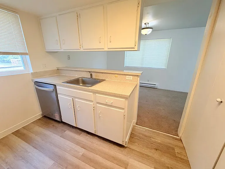 14526 NE 6th Pl #4 — Photo 8