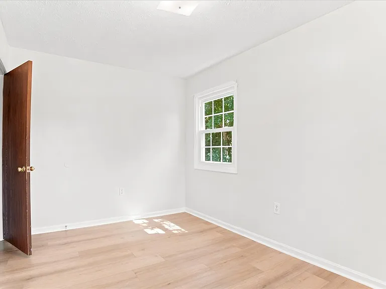 102 Linwood Ct — Photo 27