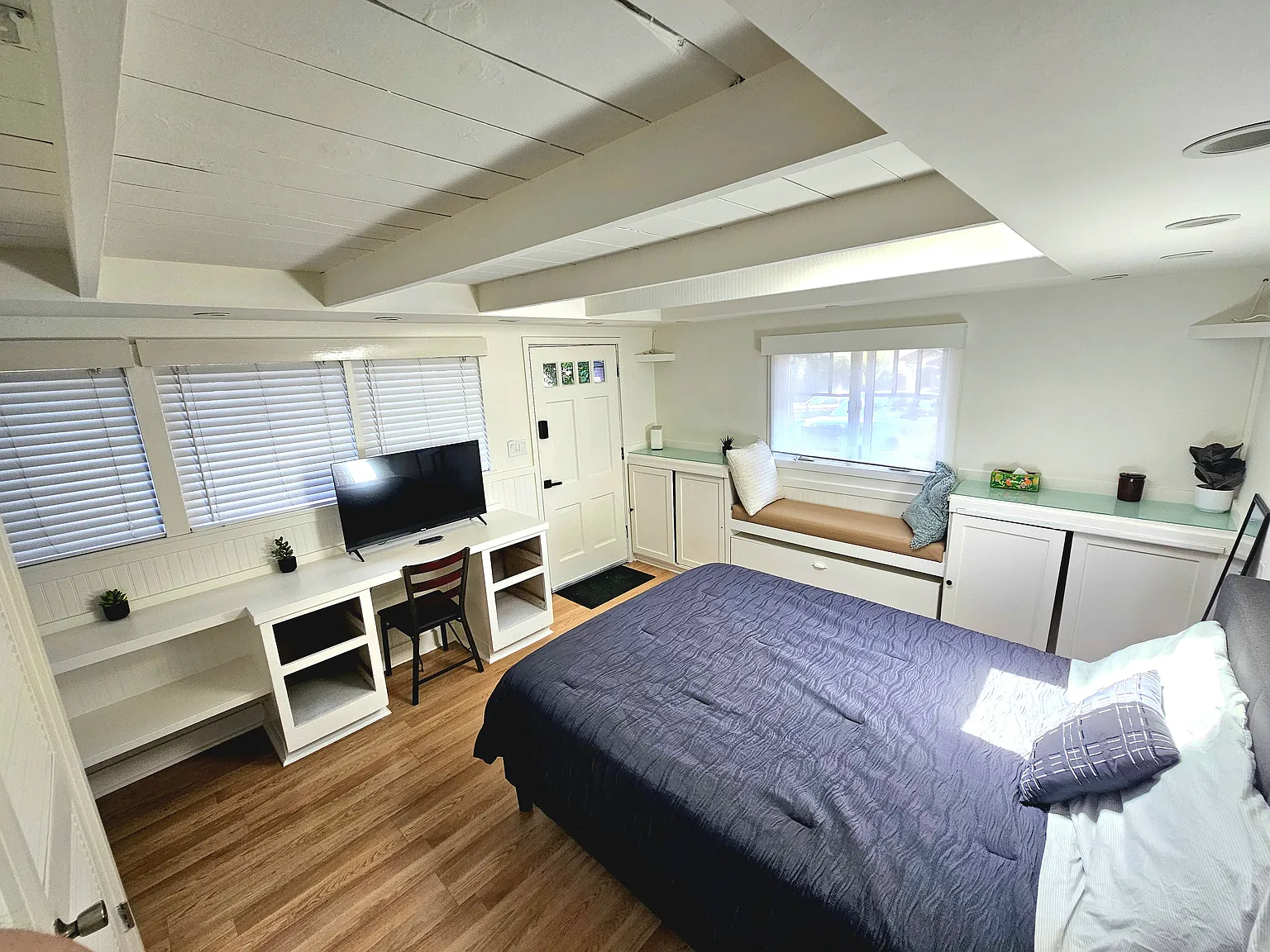 Studio, 250 sqft, $2,750 — Photo 3
