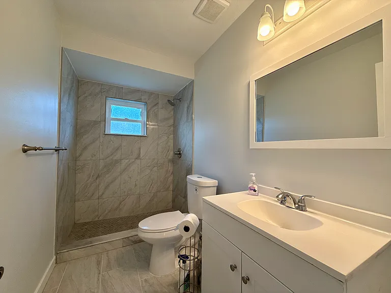 1319 NE 34th Ave — Photo 11