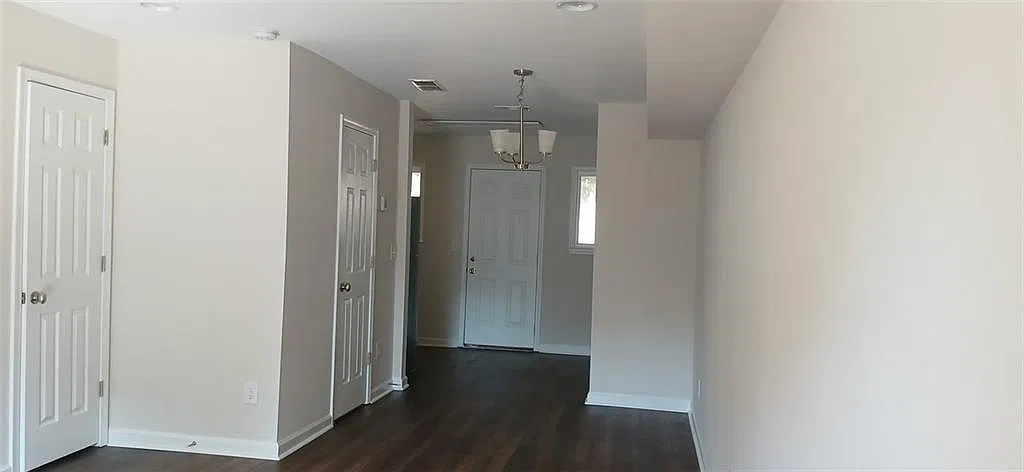 2 bed, 1.5 bath, 968 sqft, $1,470 — Photo 3