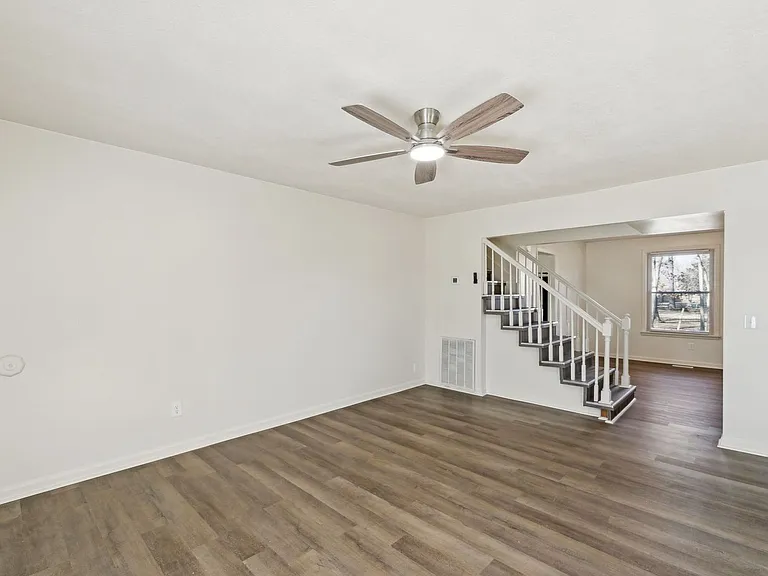 1421 Huntington Dr — Photo 5