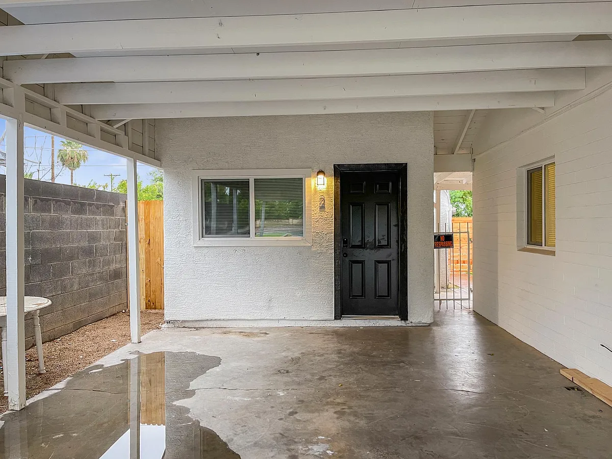 Building Photo - 3039 E Oak St #2