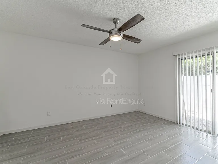 911 Robinhood Ct — Photo 17