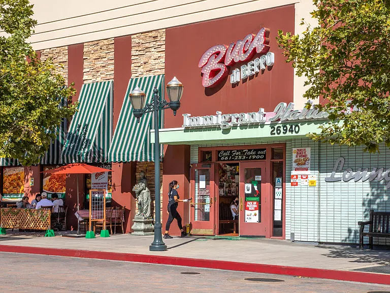 Discover delicious dining destinations at Westfield Valencia Town Center.