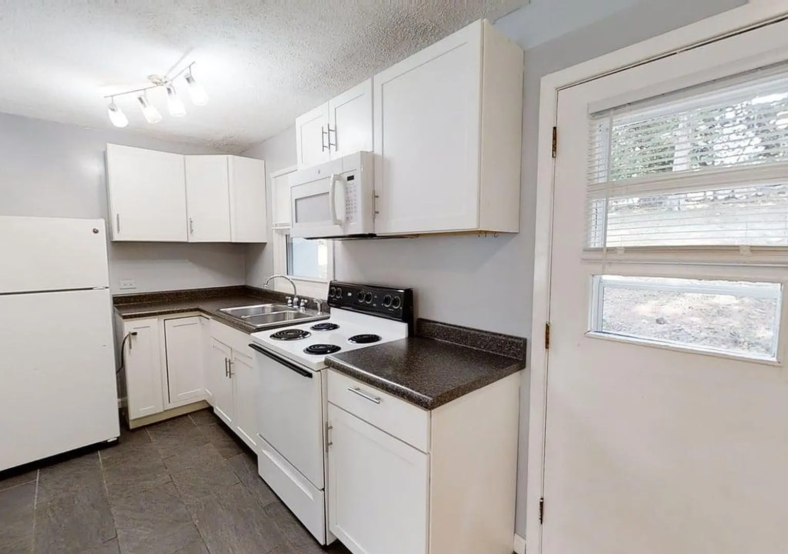 1107 River Court — Photo 2