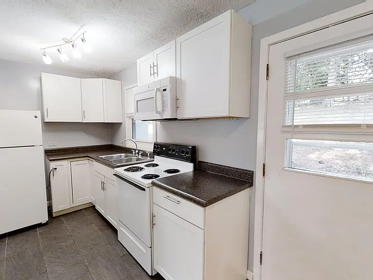 1107 River Ct — Photo 2