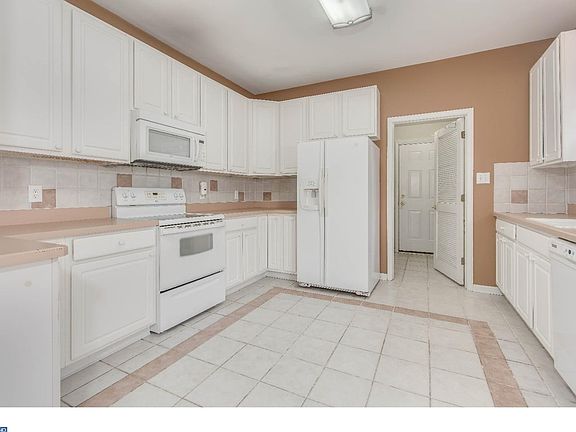 5th image of 7 Crystal Dr