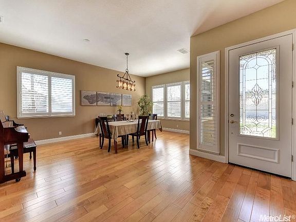 3rd image of 3241 Stonehurst Dr