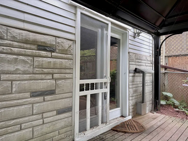 628 Main St E — Photo 3