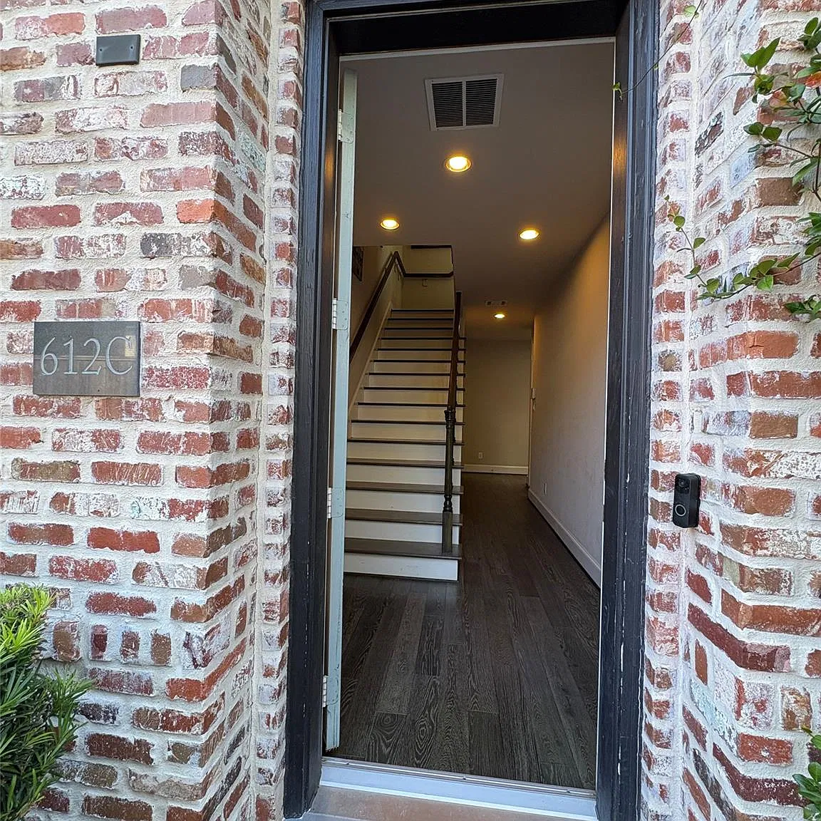 3 bed, 3.5 bath, 2363 sqft, $3,995 — Photo 2