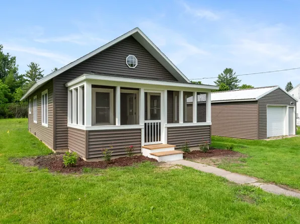 6066 Hemlock St, Indian River, MI 49749
