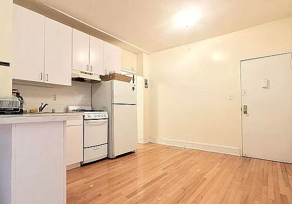 4th image of 306 W 93rd St #31