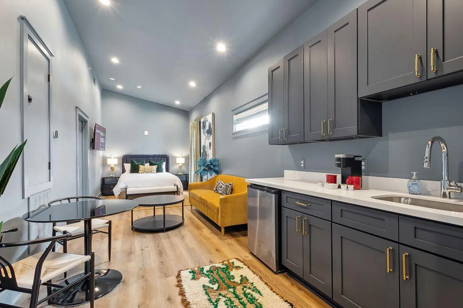 2 bed, 2.0 bath, 861 sqft, $5,207 — Photo 4