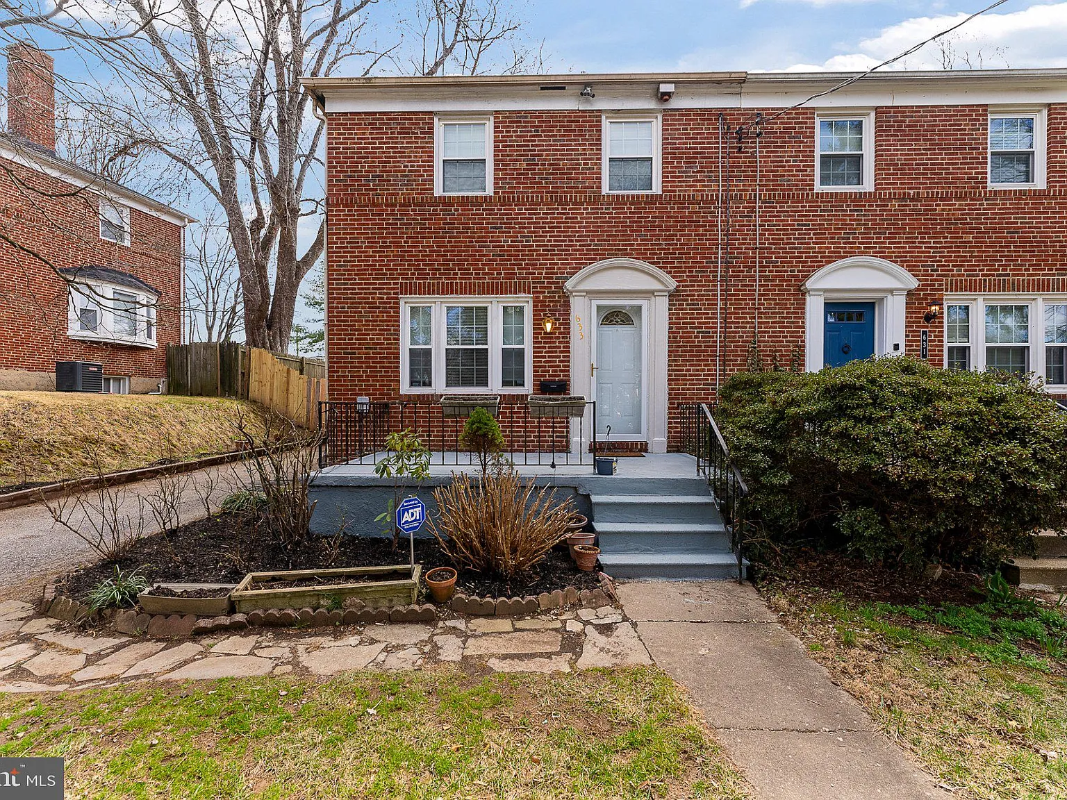 3 bed, 2.0 bath, 1591 sqft, $2,400 — Photo 2