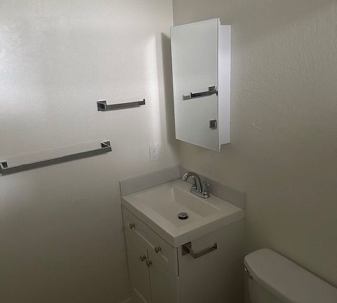 4th image of 146 E Avenue 43 #B