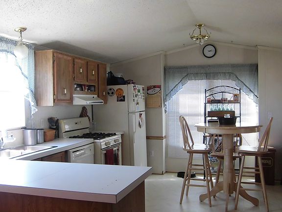 Eat in kitchen; gas stove