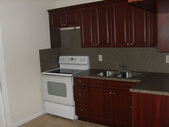 3rd image of 905 Hansen St