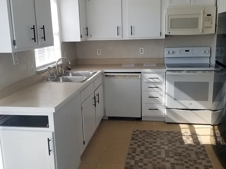 1920 E Edgewood Dr E #B2 — Photo 11