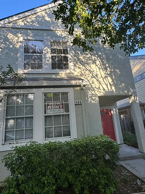 405 Village Cir