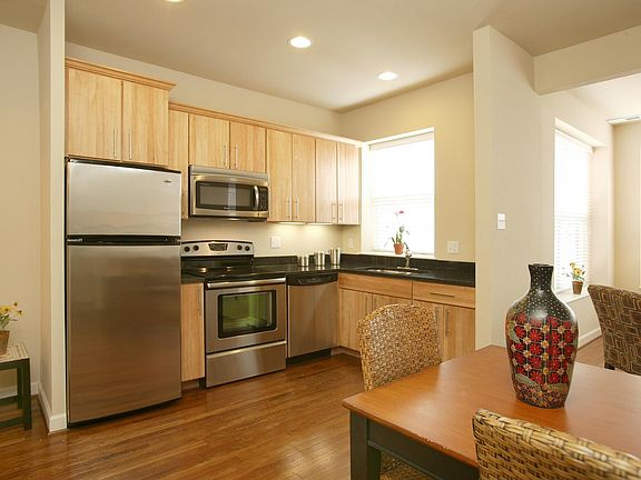 3rd image of 5621-5631 Pershing Ave #12