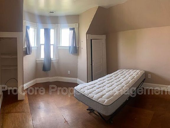 3rd image of 422 Dearborn St Unit 6