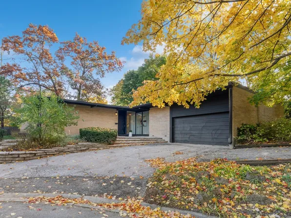 264 Cedar Ln, Glencoe, IL 60022