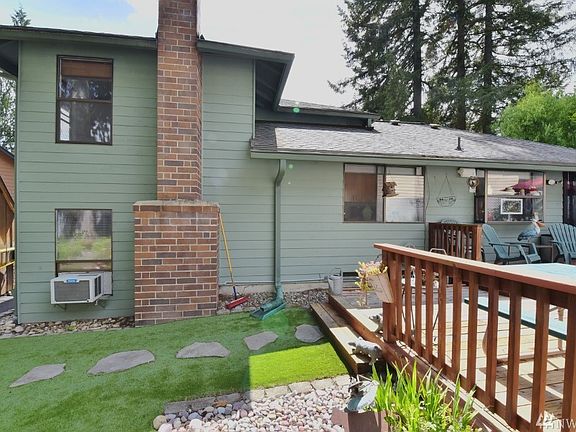 Artificial grass and spacious deck