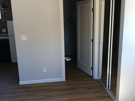 5th image of 349 E Clarendon Ave #1