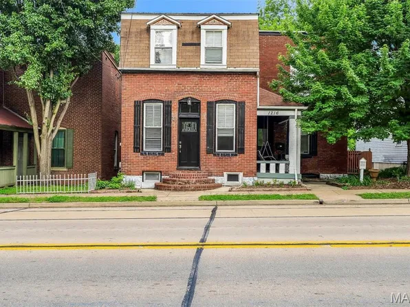 1216 N 5th St, Saint Charles, MO 63301
