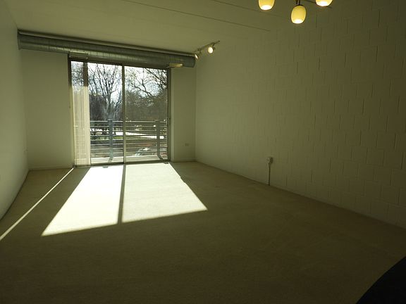 3rd image of 1100 W Montrose Ave APT 203