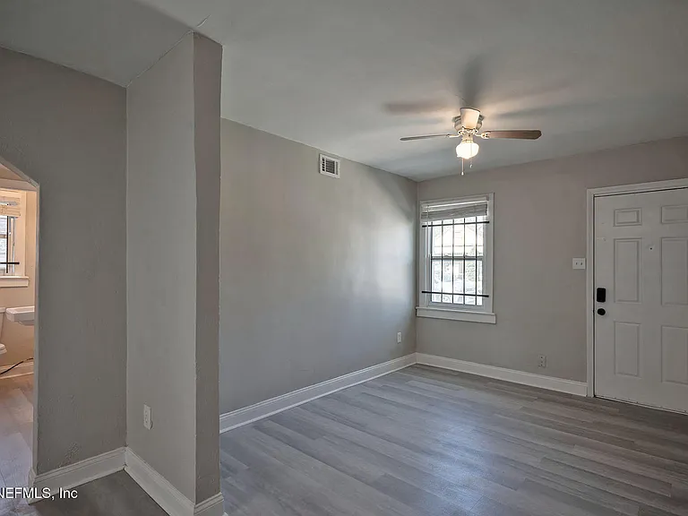 2036 W 11th St — Photo 6
