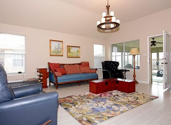 5th image of 104 Maverick Dr