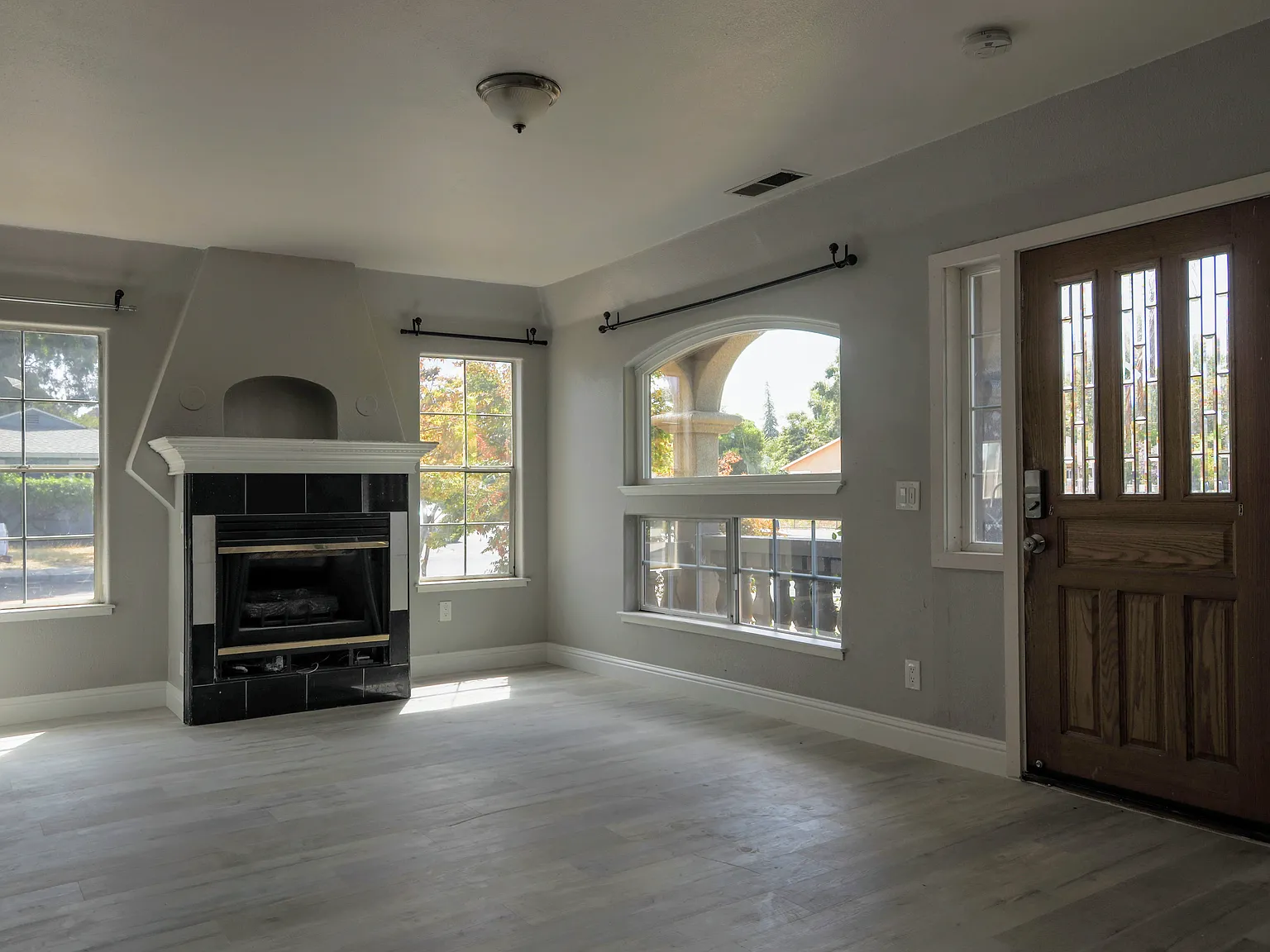 6 bed, 2350 sqft, $1,000 — Photo 2