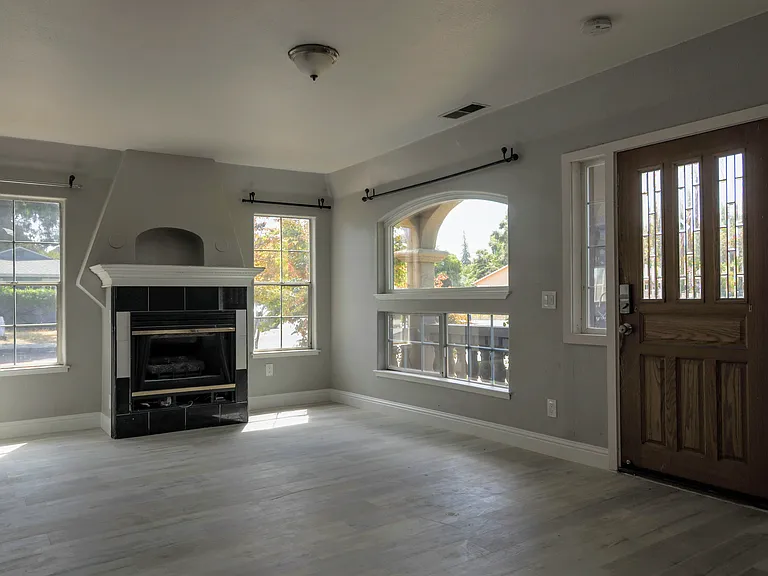 2202 Capitol Ave — Photo 2