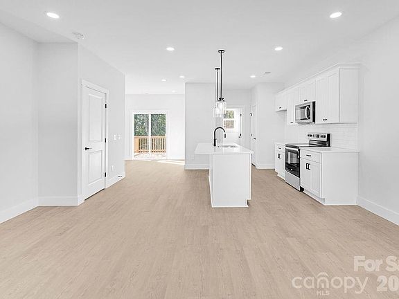 4th image of 1437 10th Ave SW