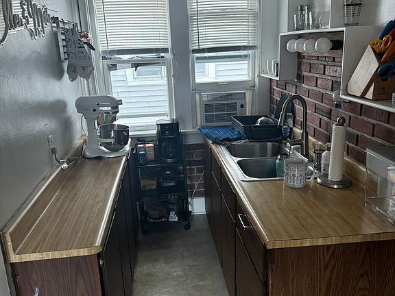 4th image of 1660 N Warren Ave #1