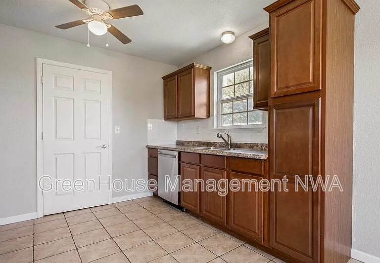 520 Dewberry Ln — Photo 7