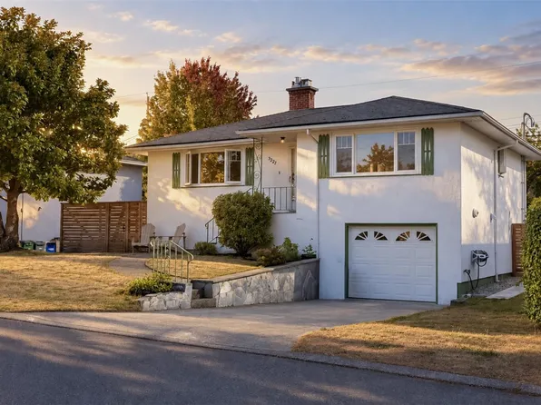 3221 Service St, Saanich, BC V8P 4M8