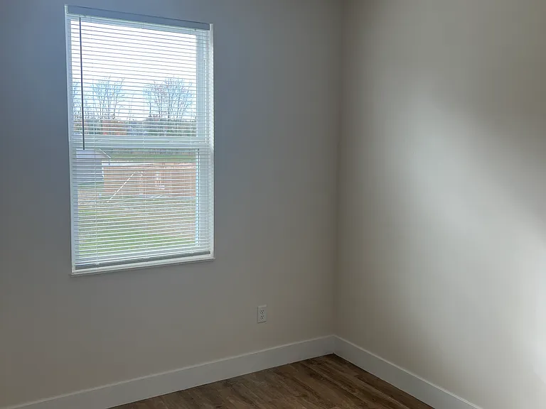 409 Court Yard Ln — Photo 19